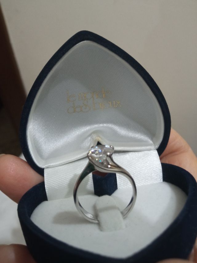 Anello solitario con bellissimo zircone bianco