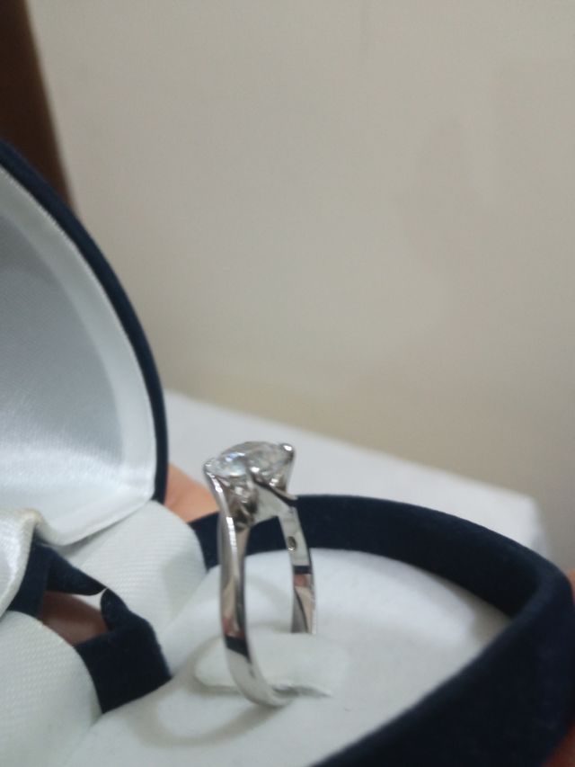 Anello solitario con bellissimo zircone bianco