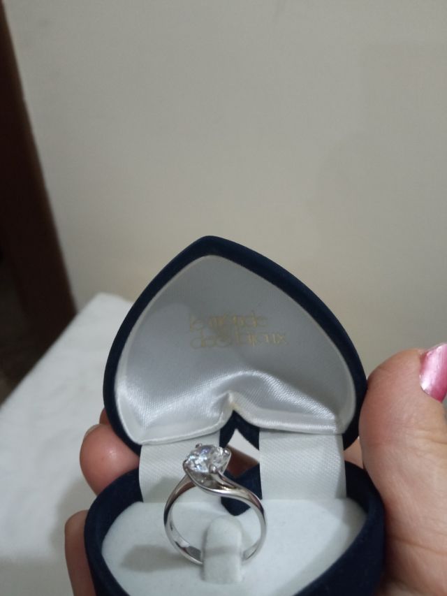 Anello solitario con bellissimo zircone bianco