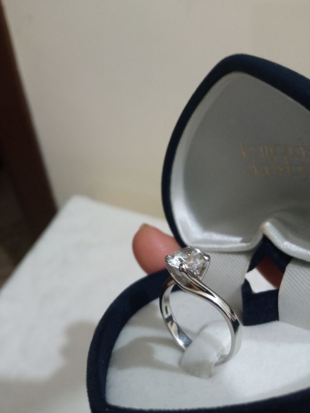 Anello solitario con bellissimo zircone bianco