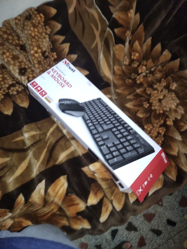 Teclado y ratón con caja