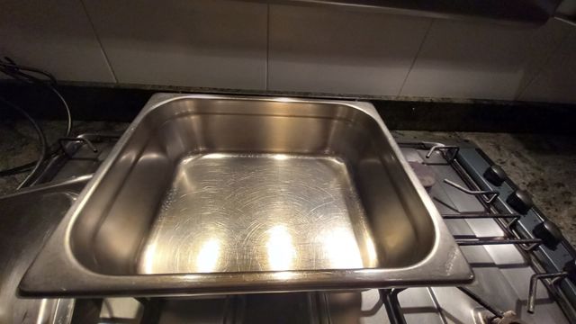 teglia in acciaio  con coperchio