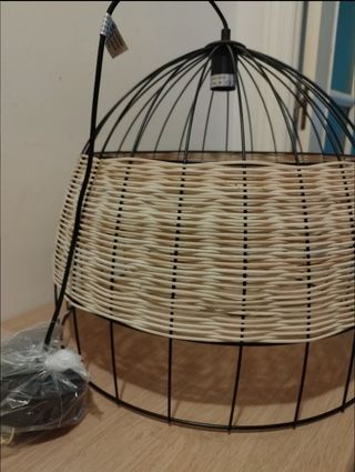 Lampara de techo de metal y rattan