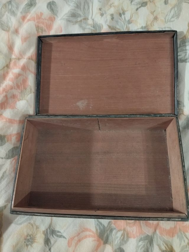 Antica scatola in metallo 18x12