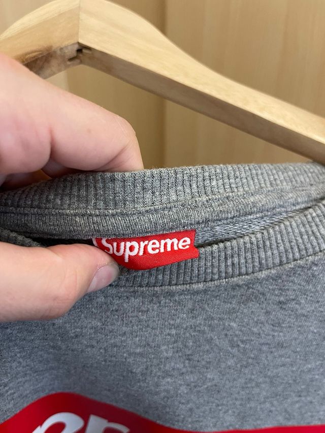 Sudadera gris con logo rojo Supreme España