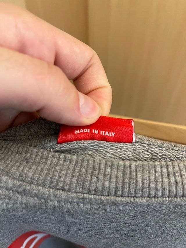 Sudadera gris con logo rojo Supreme España