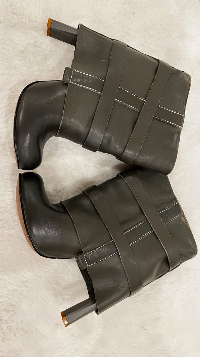 Botins cinza da Feud