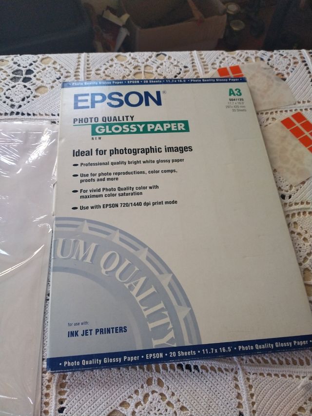 Carpeta con diferentes tipos de papel blanco A3