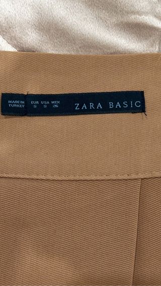 Saia da Zara colorida e elegante