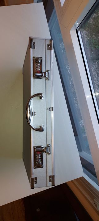 Maletin metálico con cierre de seguridad