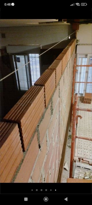 se hacen tabiques en ladrillo y en Pladur