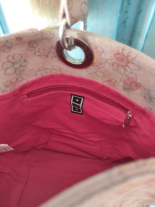 Bolso de piel y estampado flores