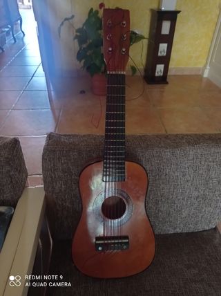 Guitarra española pequeña
