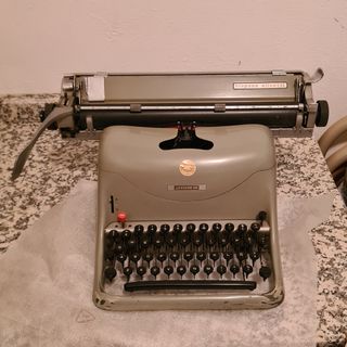 Maquina de escribir hispano olivetti