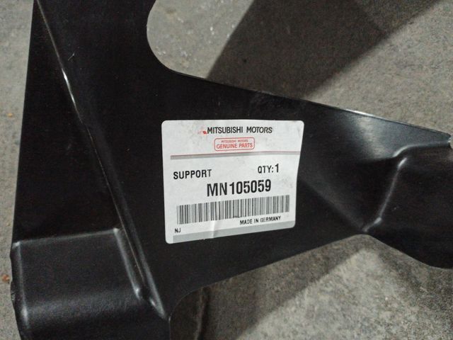 alojamiento de faro izquierdo Mitsubishi Colt