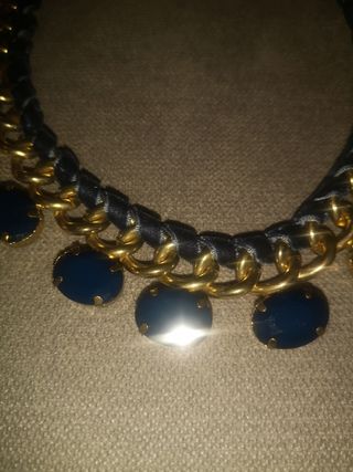 Collar dorado y azulón 