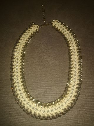 Collar dorado y blanco