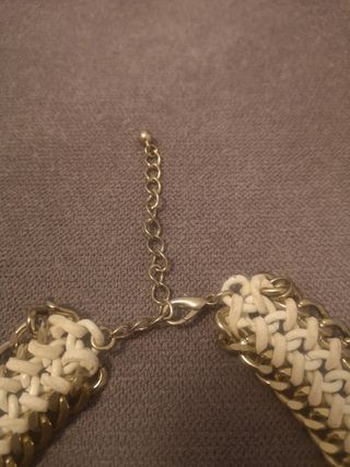 Collar dorado y blanco