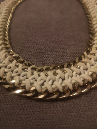Collar dorado y blanco