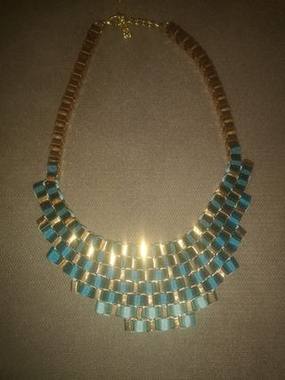 Collar dorado y azul