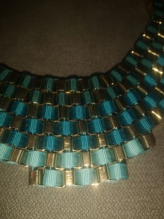 Collar dorado y azul