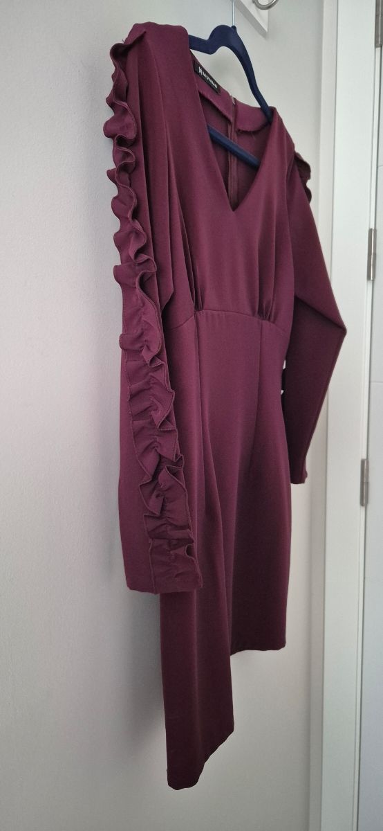Vestido Burdeos con volantes en mangas