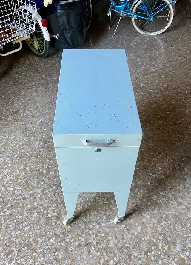 Mueble archivador metalico antiguo con ruedas
