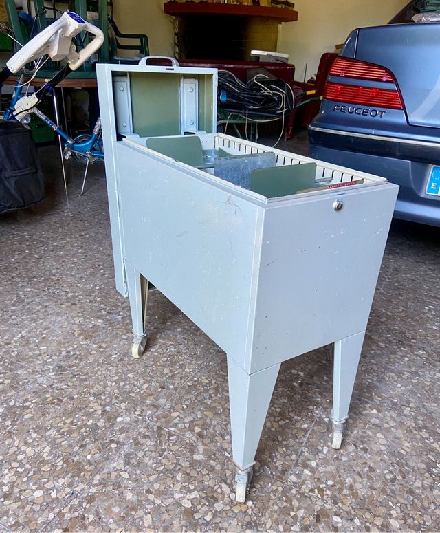 Mueble archivador metalico antiguo con ruedas