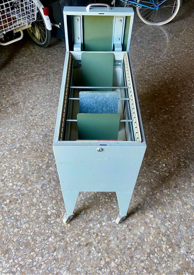 Mueble archivador metalico antiguo con ruedas