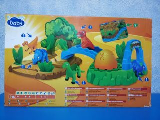 Parque tropical con 5 dinosaurios.