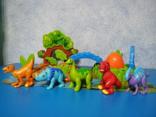 Parque tropical con 5 dinosaurios.