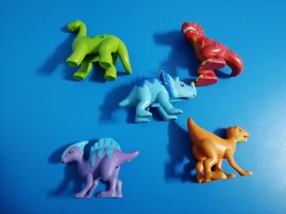 Parque tropical con 5 dinosaurios.