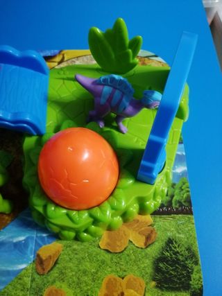 Parque tropical con 5 dinosaurios.