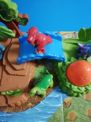 Parque tropical con 5 dinosaurios.