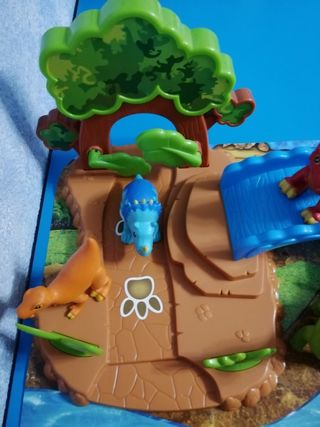 Parque tropical con 5 dinosaurios.