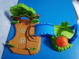 Parque tropical con 5 dinosaurios.