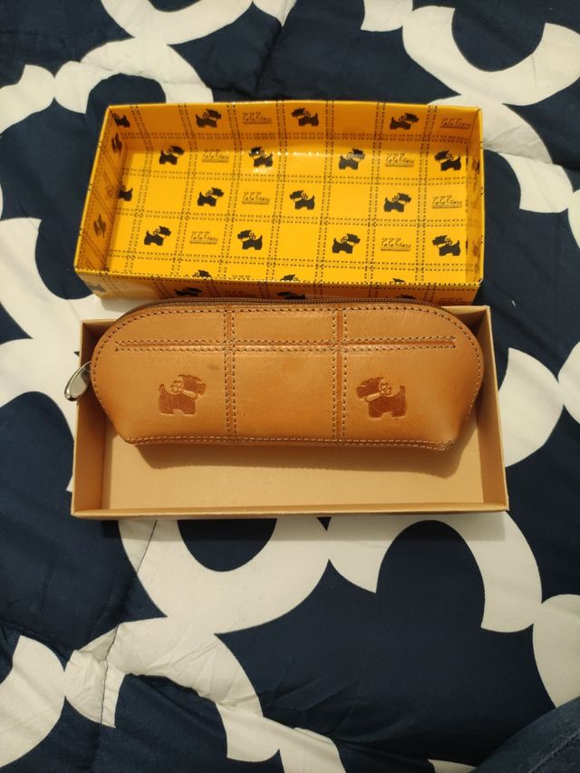 Estuche de piel.