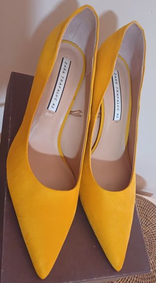 STILLETOS AMARILLOS ZARA