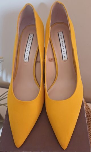 STILLETOS AMARILLOS ZARA