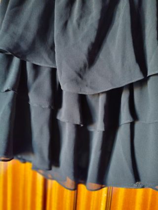 FALDA NEGRA d 3 VOLANTES. L.CON ETIQUETA, CREPMUY