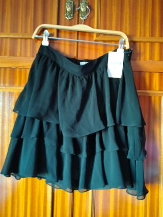 FALDA NEGRA d 3 VOLANTES. L.CON ETIQUETA, CREPMUY