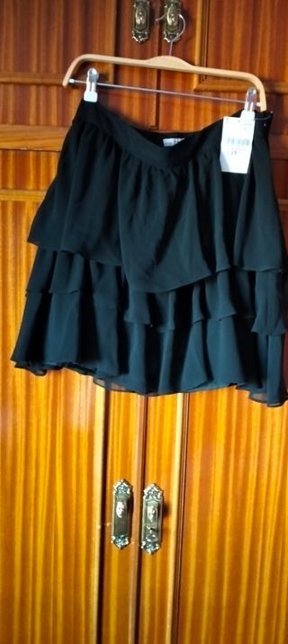 FALDA NEGRA d 3 VOLANTES. L.CON ETIQUETA, CREPMUY