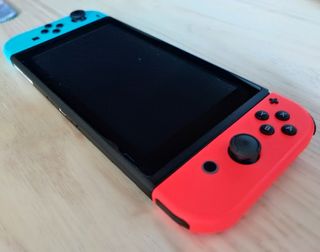 Nintendo Switch + funda y accesorios