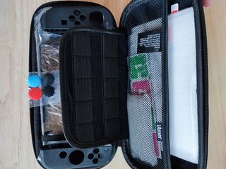 Nintendo Switch + funda y accesorios
