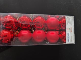 Bolas decorativas rojas y plateadas