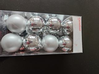 Bolas decorativas rojas y plateadas