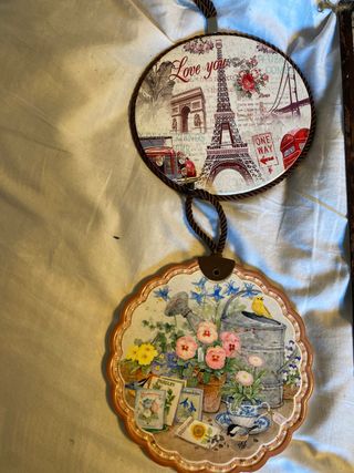 targa in metallo e quadretti vintage