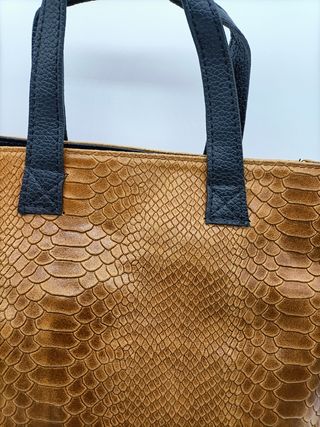 BOLSO DE PIEL MANO O BANDOLERA