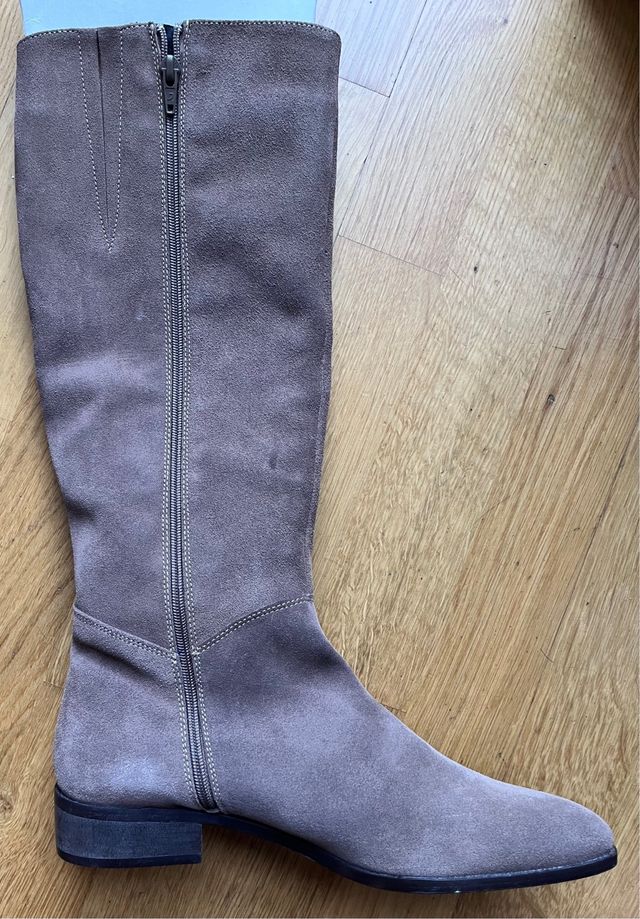 Bota de cano alto em pele