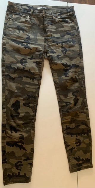 Pantalones vaquero con estampado militar